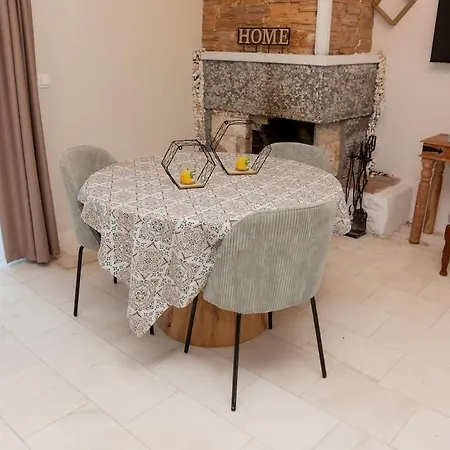 بيت للعطل Linovrochi House With Private Pool *
